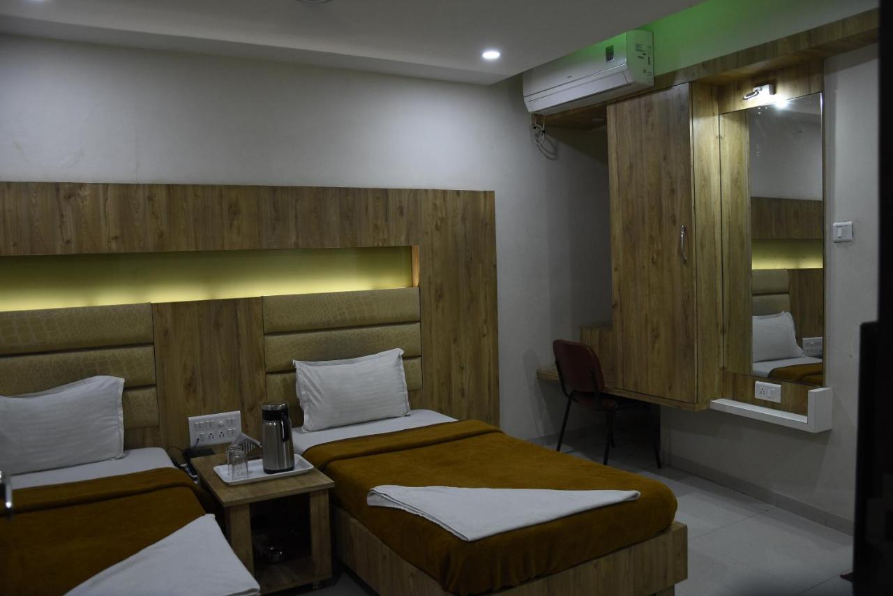 Midtown Hotel 아흐메다바드 외부 사진